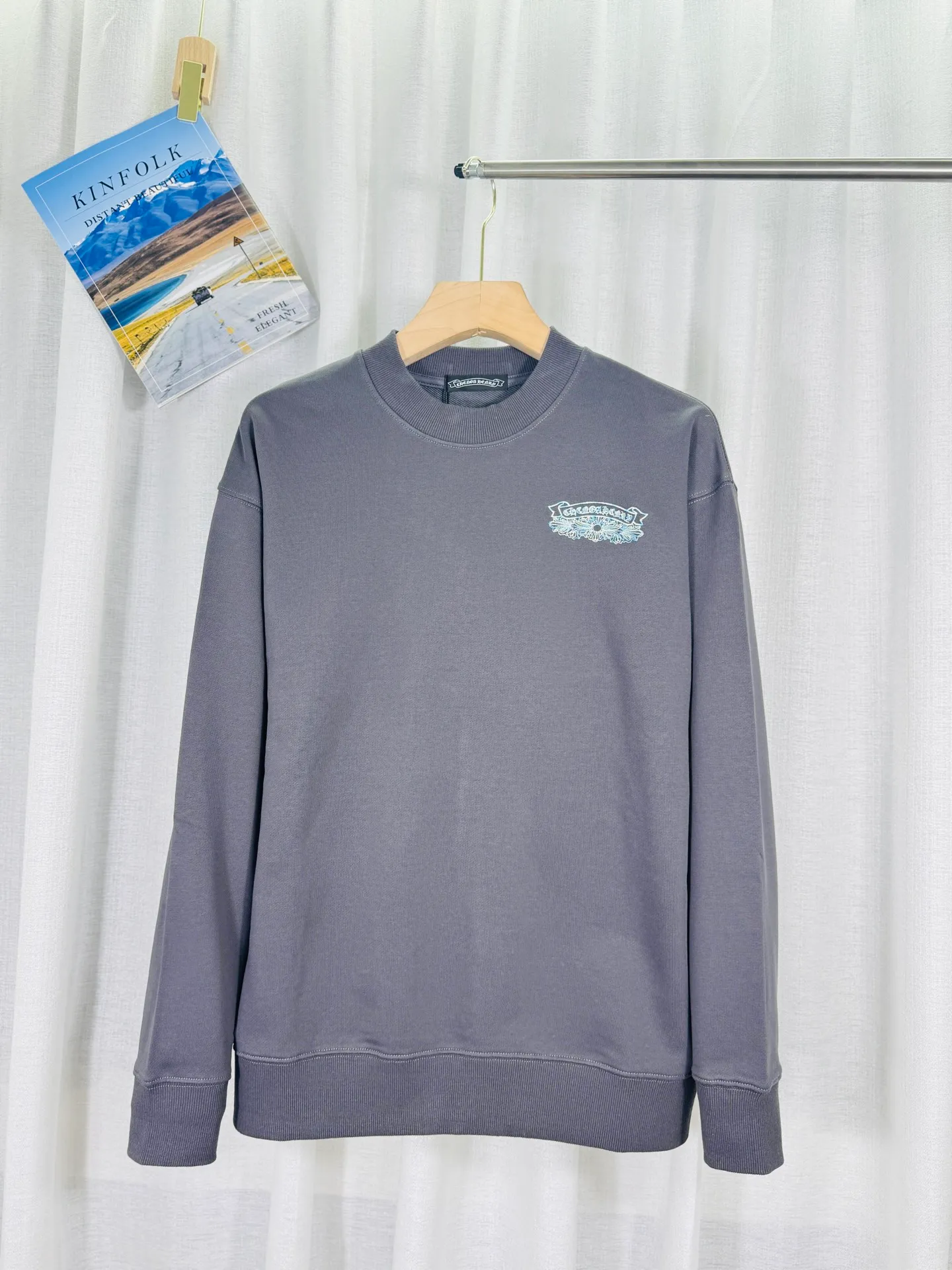 P240 top version, real shot without P, ​​different from market currency) 𝗖𝗵𝗿𝗼𝗺𝗲 𝗛𝗲𝗮𝗿𝘁𝘀/Cro Heart 2025 washed patch embroidery autumn and winter new original single counter American laser burnt 3D three-dimensional color embroidered couple casual sweatshirt 👑The highest version! Customized fabric 430g tripe terry fabric! American acid-washed and distressed original fabric laser burnt ✟appliqué embroidery and exquisite embroidery of letters! The best-selling model in the counter, very comfortable to wear. Accessories: original molded and authenticated collar label➕100% silk wash label. Genuine purchase-grade original hangtag➕matching hanging rope➕3D hanging beads➕original packaging bag. Craftsmanship: The original version has consistent wiring! The highest version of the armhole matching technique! Color: Gray Black Size: S M L XL Style No.: 9302